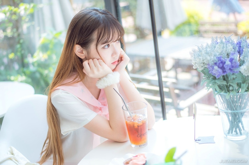 “夫人，有事？”刘璝回头，看着这个曾经名满蜀中的美人，如今却已经成了自己的妻子，成了自己孩子的娘亲，当初不知道羡煞多少蜀中俊杰，每每想到这里，刘璝就一阵自豪。